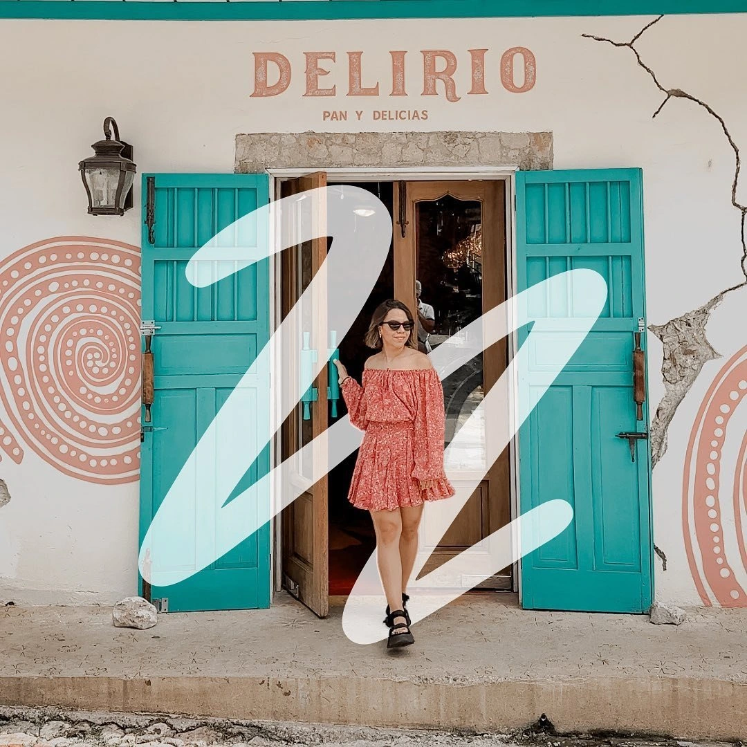 Fachada de Delirio con puertas turquesa