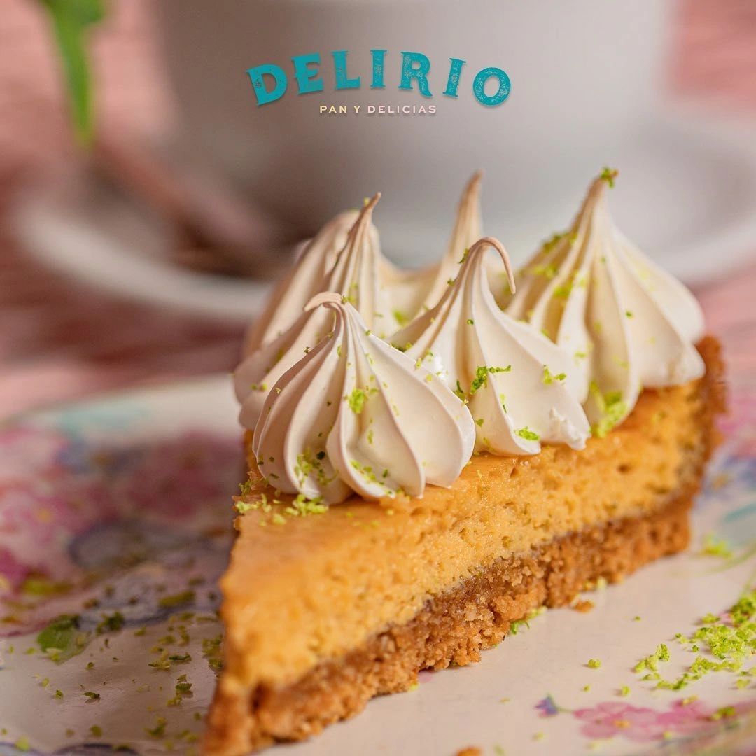 Pie de limón con merengue y logotipo de Delirio