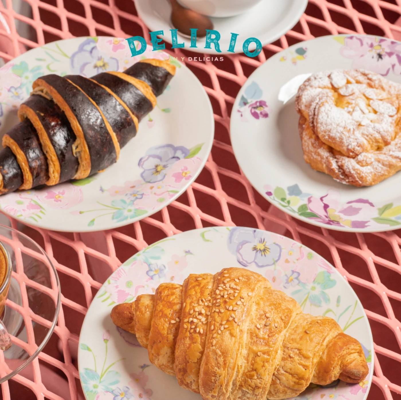 Croissants y pan dulce sobre mesa rosada
