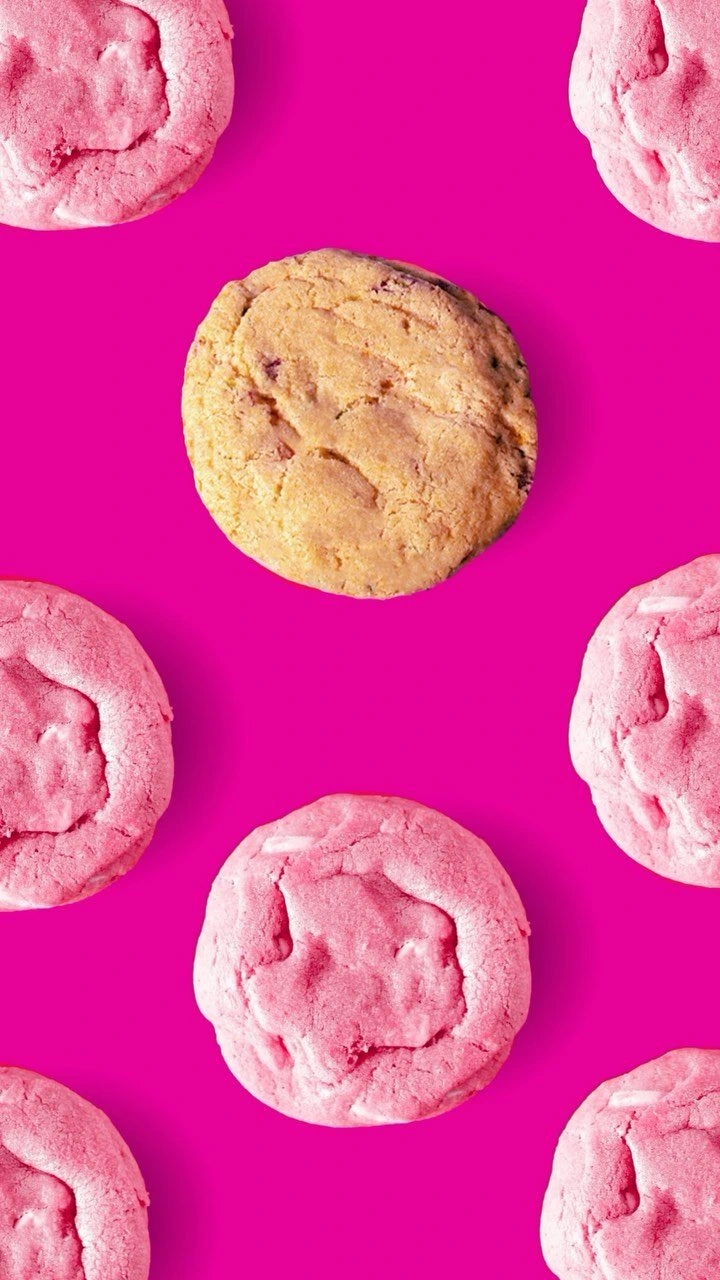 Galletas rosadas sobre fondo fucsia