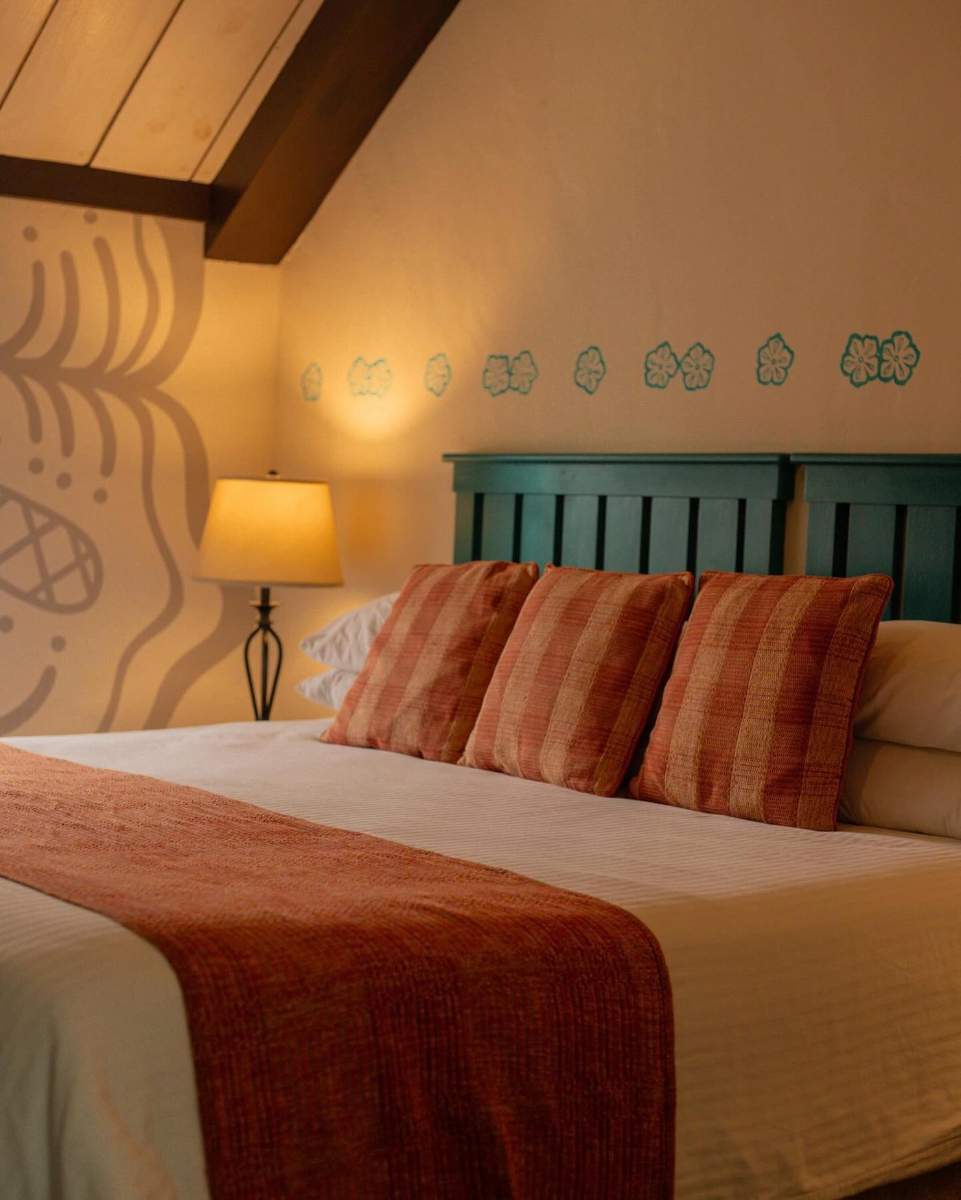 Habitación del hotel con cabecera verde y luz cálida