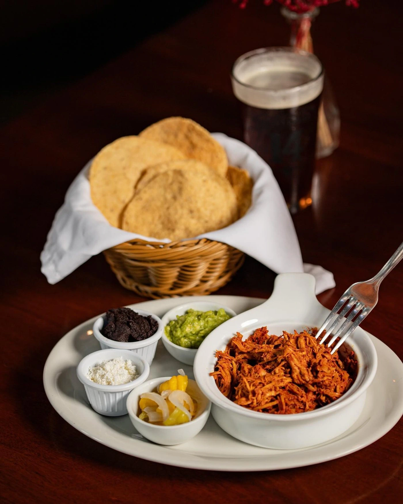 Plato típico con tostadas, frijoles y carne deshebrada