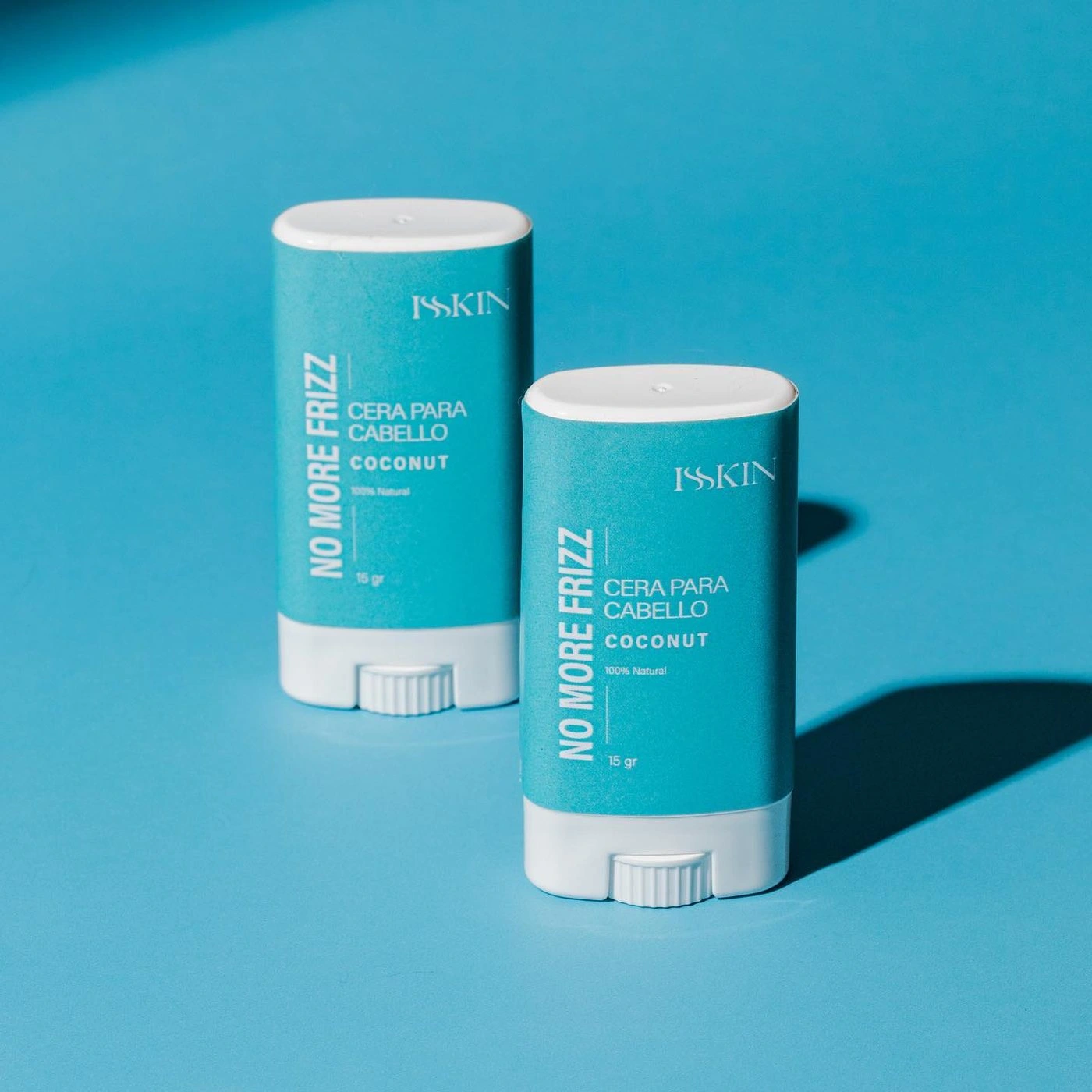 Ceras para cabello Isskin sobre fondo azul