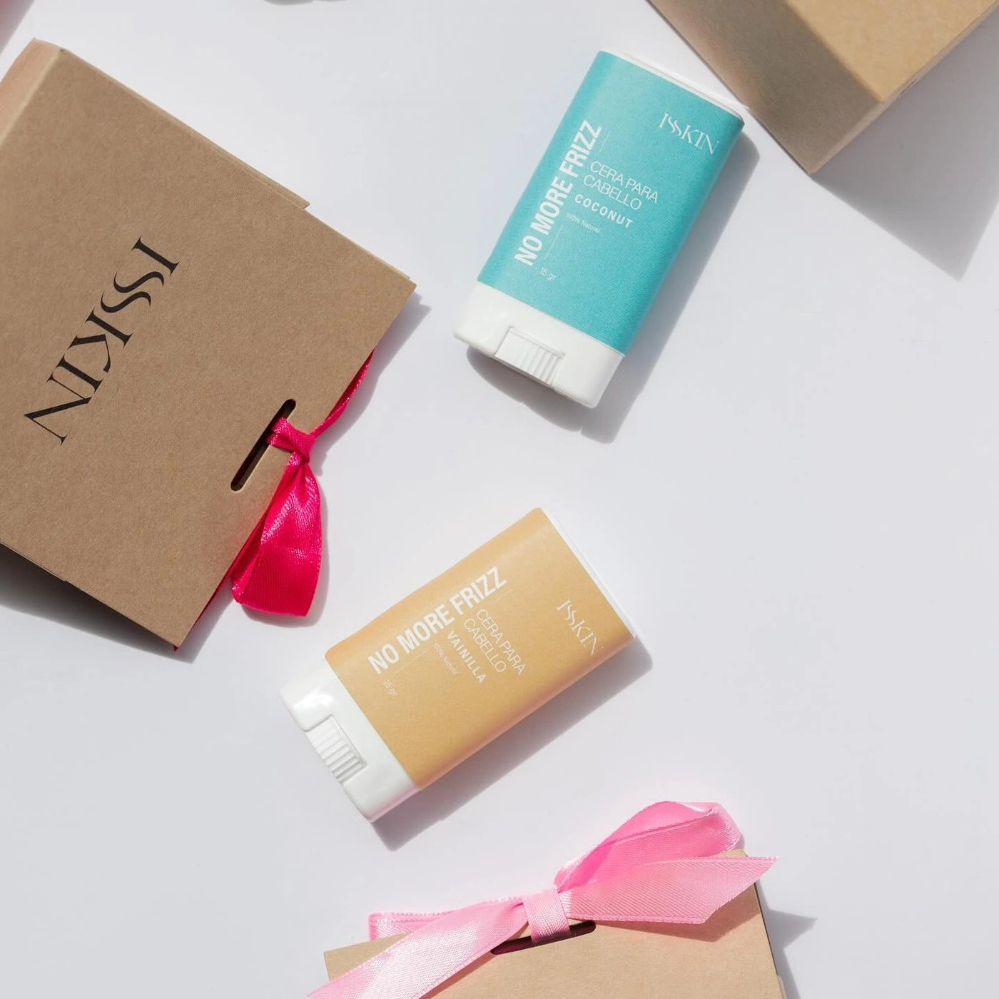 Productos Isskin y empaques kraft en composición minimalista