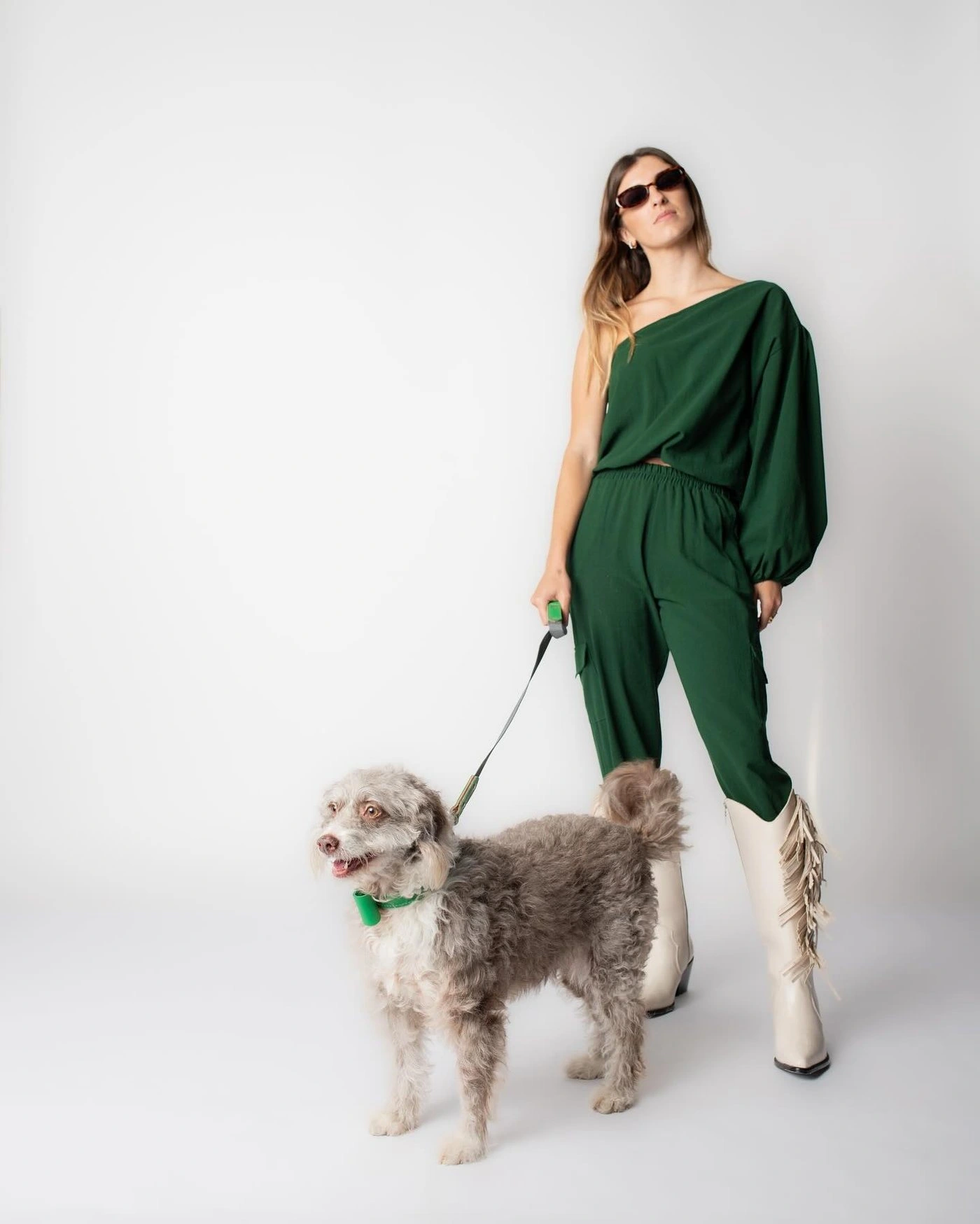 Modelo con jumpsuit verde y perro poodle gris