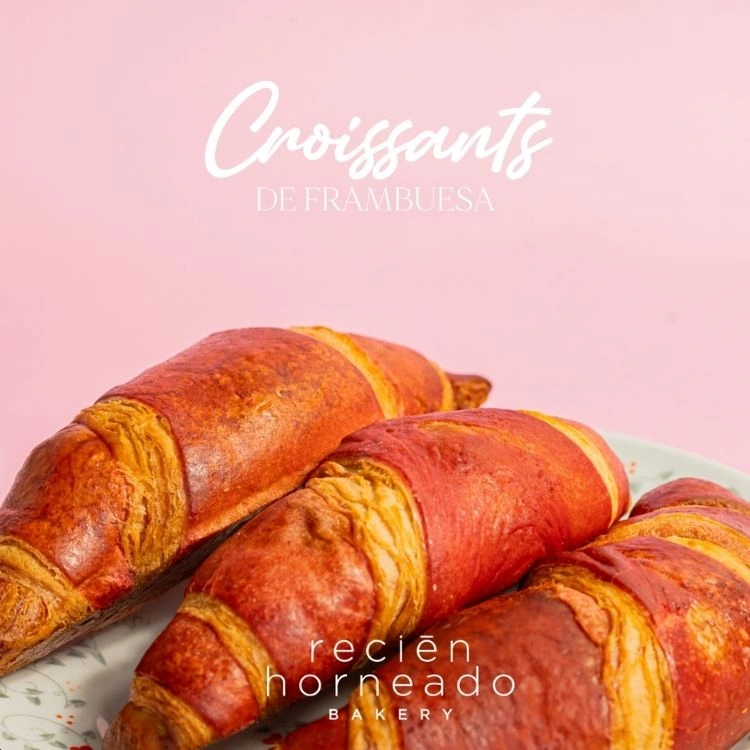 Croissants de frambuesa glaseados