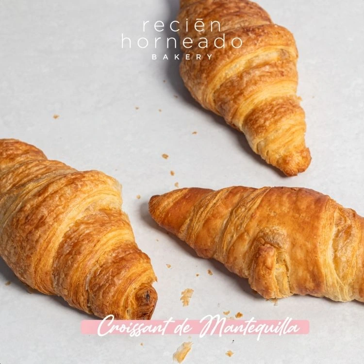 Croissant de mantequilla con el logotipo de Recién Horneado