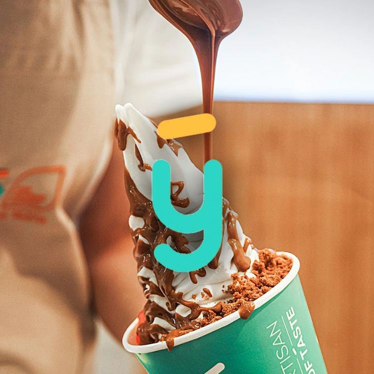 Vaso de yogurt helado de Yolé con salsa de chocolate